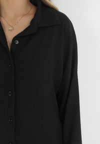 Born2be - Czarny 2-częściowy Komplet z Koszulą i Spodniami z Tłoczonej Tkaniny Benneta. Kolor: czarny. Materiał: tkanina #3