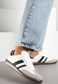 Born2be - Białe Płaskie Sneakersy Ozdobione Paskami Glaria. Nosek buta: okrągły. Zapięcie: pasek. Kolor: biały. Wzór: aplikacja. Obcas: na obcasie. Wysokość obcasa: niski