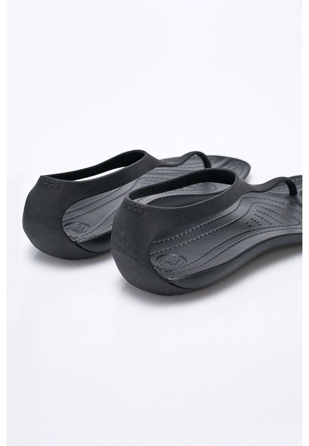 Crocs - Sandały. Kolor: czarny. Materiał: materiał. Wzór: gładki. Obcas: na obcasie. Wysokość obcasa: niski