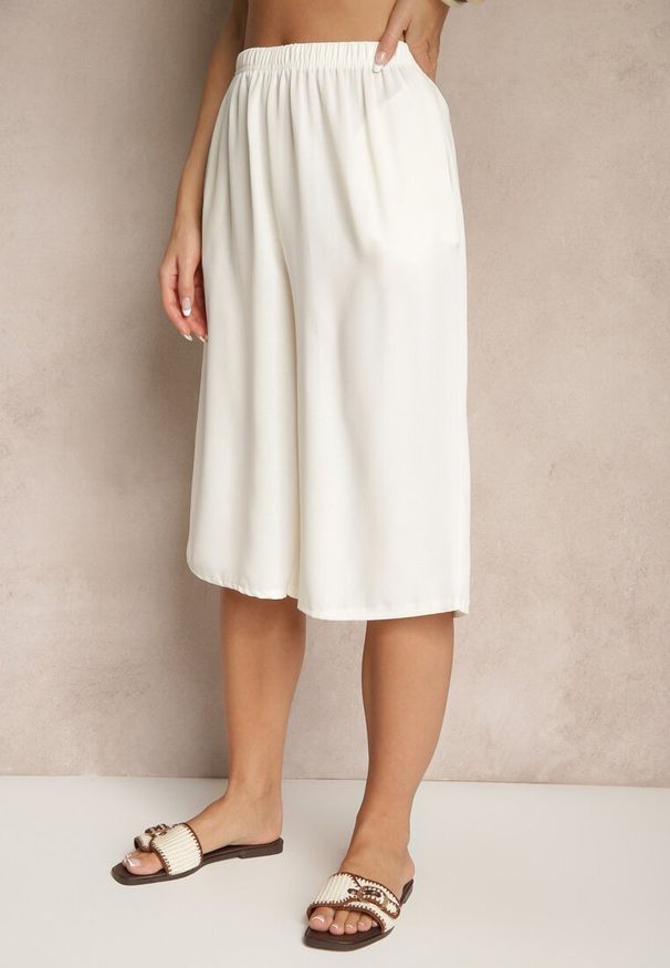 Renee - Jasnobeżowe Luźne Spodnie 3/4 z Kieszonkami Efrinea. Okazja: na co dzień. Kolor: beżowy. Materiał: guma. Styl: elegancki, casual