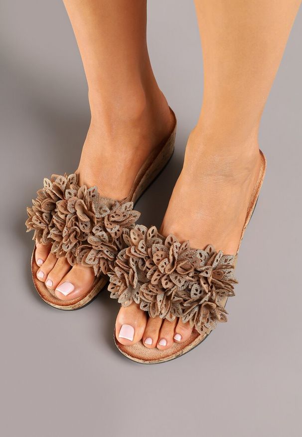 Renee - Ciemnobeżowe Klapki na Koturnie Ozdobione Aplikacją 3D Fevandrae. Okazja: na co dzień. Kolor: beżowy. Materiał: jeans. Wzór: aplikacja. Obcas: na koturnie. Styl: elegancki, casual. Wysokość obcasa: średni