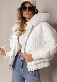 Renee - Biała Kurtka Pikowana z Kapturem Ściągaczami i Futrem Tarnea. Okazja: na co dzień. Typ kołnierza: kaptur. Kolor: biały. Materiał: futro. Styl: elegancki, casual #3