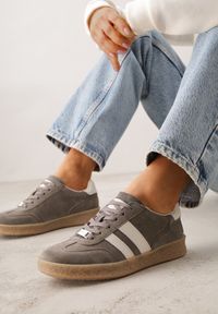 Renee - Ciemnobeżowe Skórzane Sneakersy Typu Tenisówki Ozdobione Paskami Brethanthei. Okazja: na co dzień. Zapięcie: pasek. Kolor: beżowy. Materiał: skóra. Wzór: aplikacja #6