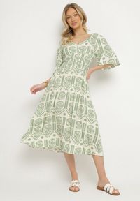 Born2be - Zielono-Kremowa Sukienka Wiskozowa Rozkloszowana z Odkrytymi Plecami w Print Boho Turaisa. Okazja: na co dzień. Typ kołnierza: dekolt w kształcie V. Kolor: zielony. Materiał: wiskoza. Długość rękawa: długi rękaw. Wzór: nadruk. Typ sukienki: proste, rozkloszowane. Styl: boho #1