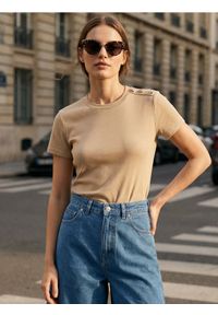 Sinsay - Bawełniana bluzka z krótkim rękawem - beżowy. Kolor: beżowy. Materiał: bawełna. Długość rękawa: krótki rękaw. Długość: krótkie