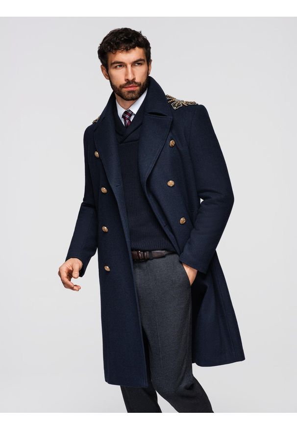 Ombre Clothing - Męski dwurzędowy płaszcz z wełną oraz ozdobnymi aplikacjami na ramionach - V1 granatowy - Rozmiar: L. Okazja: na co dzień, na spotkanie biznesowe. Typ kołnierza: dekolt w karo. Kolor: niebieski. Materiał: wełna. Wzór: aplikacja. Sezon: jesień, zima. Styl: wizytowy, casual, biznesowy