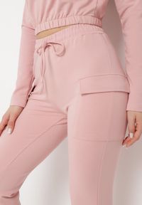 Born2be - Różowy Komplet Dresowy z Krótką Bluzą i Spodniami Bojówkami Dilenna. Kolor: różowy. Materiał: dresówka #4