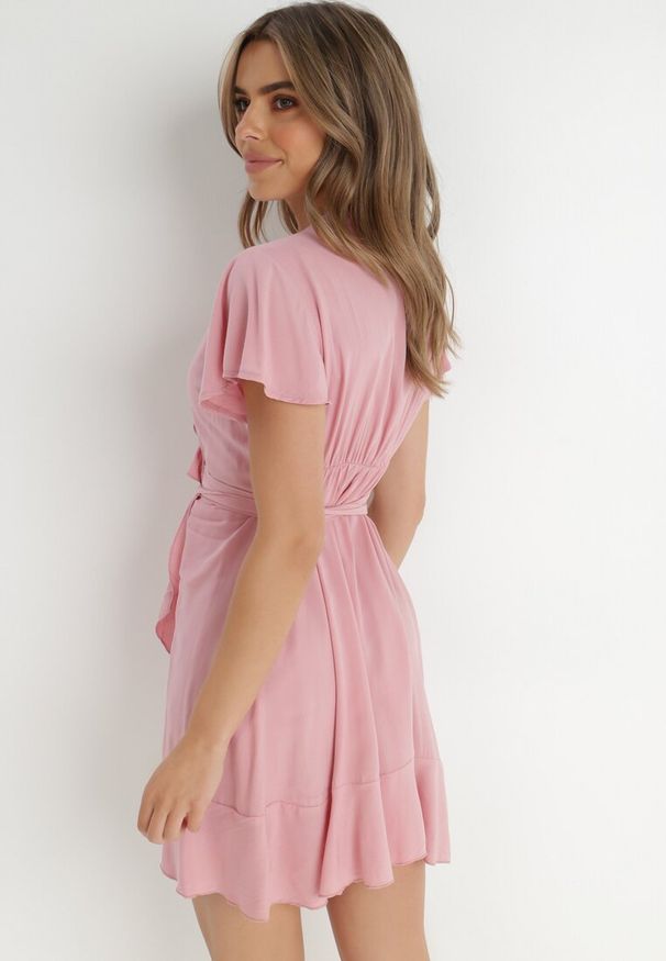 Born2be - Różowa Sukienka z Wiskozy Nouse. Typ kołnierza: dekolt kopertowy. Kolor: różowy. Materiał: wiskoza. Wzór: aplikacja. Sezon: lato. Typ sukienki: kopertowe. Styl: klasyczny. Długość: mini