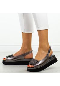 POTOCKI - Pewter sandały damskie na platformie Potocki 12590. Okazja: na co dzień, na spotkanie biznesowe, na ślub cywilny, na wesele, na imprezę. Kolor: srebrny. Materiał: skóra. Wzór: aplikacja. Sezon: wiosna, lato. Obcas: na platformie. Styl: biznesowy, elegancki, casual, klasyczny, wizytowy #1