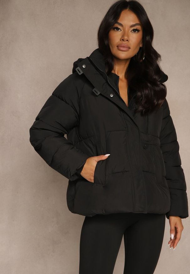 Renee - Czarna Pikowana Kurtka o Fasonie Oversize z Kapturem Galadea. Okazja: na co dzień. Typ kołnierza: kaptur. Kolor: czarny. Materiał: poliester, dzianina, jeans. Wzór: aplikacja. Sezon: zima. Styl: casual