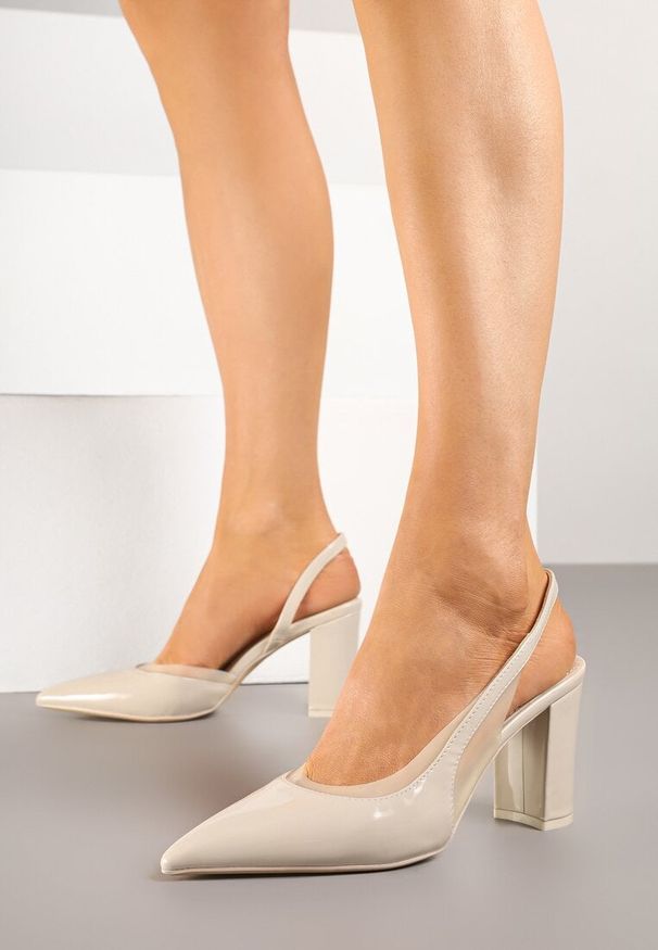 Renee - Jasnobeżowe Sandały Lakierowane na Słupku typu Slingback Dralzedi. Okazja: na co dzień. Zapięcie: sprzączka. Kolor: beżowy. Materiał: lakier. Obcas: na słupku. Styl: elegancki, klasyczny, casual
