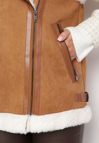 Born2be - Brązowa Kamizelka Bezrękawnik w Stylu Biker z Ekozamszu z Futerkiem Terone. Kolor: brązowy. Materiał: futro. Długość rękawa: bez rękawów. Wzór: aplikacja #7