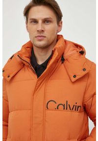 Calvin Klein Jeans kurtka męska kolor pomarańczowy zimowa. Kolor: pomarańczowy. Materiał: włókno, materiał. Wzór: nadruk. Sezon: zima #6