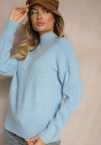 Renee - Niebieski Golf Sweter z Tłoczeniem i Ściągaczami Melovira. Okazja: na spotkanie biznesowe, na co dzień. Typ kołnierza: golf. Kolor: niebieski. Materiał: jeans. Wzór: aplikacja. Styl: klasyczny, biznesowy, casual, elegancki