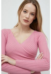 Guess sweter damski kolor różowy lekki. Kolor: różowy. Materiał: włókno, dzianina. Długość rękawa: raglanowy rękaw. Wzór: gładki