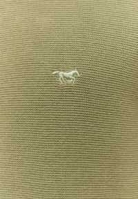 Mustang Style Escondido Oil Green 1015476 6273 MĘSKI SWETER