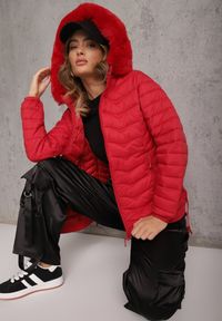 Renee - Czerwona Przejściowa Kurtka z Pikowaniem Bocznymi Ściągaczami i Kapturem Fezizia. Okazja: na co dzień. Kolor: czerwony. Materiał: futro, poliester, jeans. Styl: casual, elegancki #1
