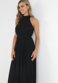 Born2be - Czarna Plisowana Sukienka Maxi z Gumką w Pasie i Rozkloszowanym Dołem Tehe. Kolor: czarny. Materiał: materiał, tkanina. Długość: maxi #5