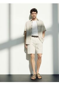 Reserved - Szorty chino regular - beżowy. Kolor: beżowy. Materiał: bawełna, len