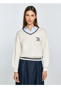 Big-Star - Bluza damska w stylu college z haftem z dekoltem v-neck kremowa Gabriella 103. Okazja: na spacer. Kolor: biały. Materiał: dresówka, denim, dzianina. Długość: krótkie. Wzór: haft. Styl: vintage, sportowy