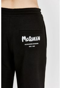 Alexander McQueen - ALEXANDER MCQUEEN Czarne dresowe spodnie damskie. Kolor: czarny. Materiał: bawełna