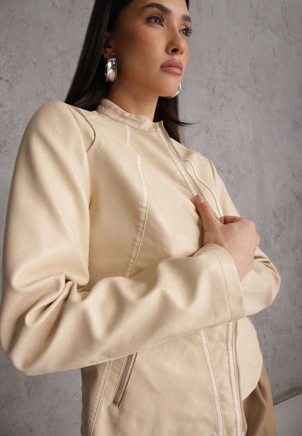 Renee - Beżowa Kurtka Ramoneska o Taliowanym Kroju z Ozdobnymi Lamówkami Esanora. Kolor: beżowy. Materiał: poliester. Styl: rockowy