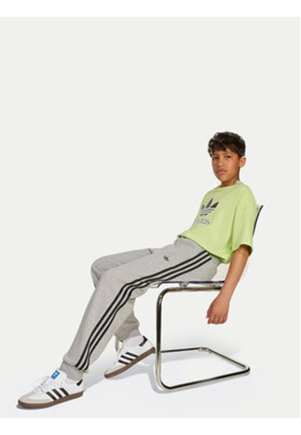 Adidas - adidas Spodnie dresowe 3-Stripes JW1090 Szary Loose Fit. Kolor: szary. Materiał: bawełna