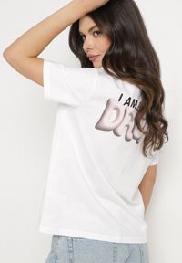 Born2be - Biało-Różowy Bawełniany T-shirt z Napisami Hallena. Okazja: na co dzień, na spotkanie biznesowe. Kolor: biały. Materiał: bawełna. Wzór: napisy. Styl: biznesowy, klasyczny, elegancki, casual #7