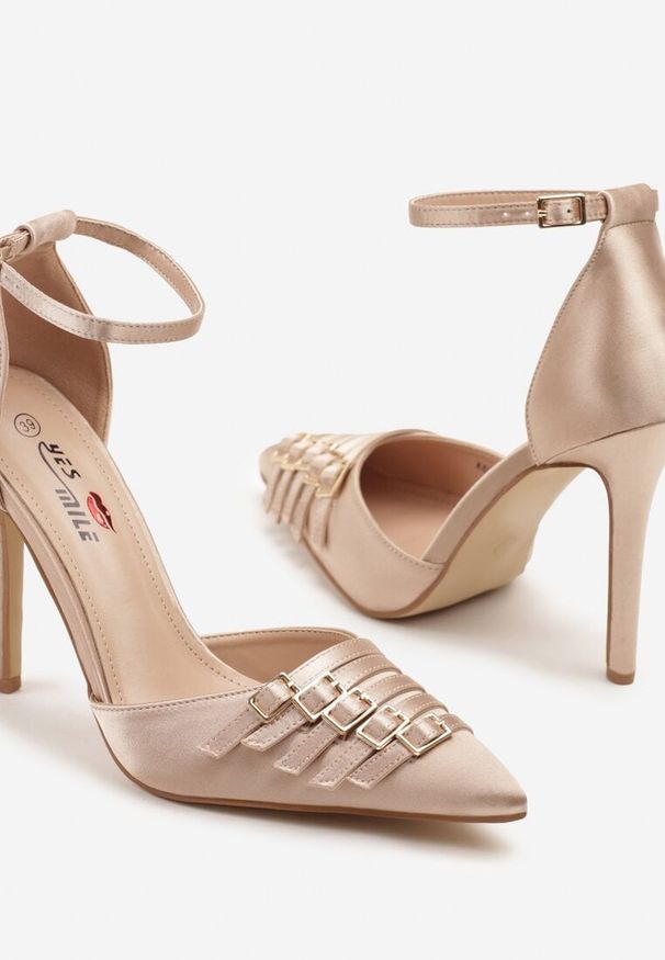 Born2be - Szampańskie Satynowe Szpilki z Ozdobnymi Klamrami Liovirae. Okazja: do pracy, na spotkanie biznesowe. Zapięcie: klamry. Kolor: złoty. Materiał: satyna. Obcas: na szpilce. Styl: biznesowy, klasyczny