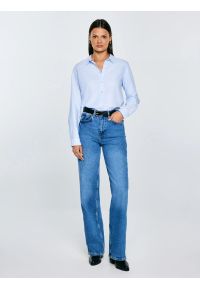 Big-Star - Koszula damska klasyczna błękitna Hansai 400. Okazja: na spotkanie biznesowe, do pracy. Typ kołnierza: kołnierzyk klasyczny. Kolor: niebieski. Długość rękawa: długi rękaw. Długość: długie. Styl: klasyczny #7