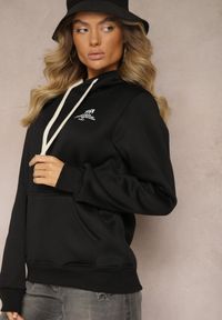 Renee - Czarna Bluza z Bawełną i Kapturem Ozdobiona Sznurkami Basaria. Okazja: na co dzień. Typ kołnierza: kaptur. Kolor: czarny. Materiał: bawełna. Wzór: aplikacja. Styl: casual #5
