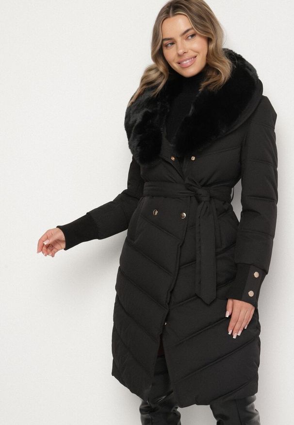 Born2be - Czarna Elegancka Kurtka z Pikowanymi Przeszyciami i Futrzanym Kołnierzem Gallea. Okazja: na spacer, na co dzień. Kolor: czarny. Materiał: futro. Sezon: zima. Styl: elegancki