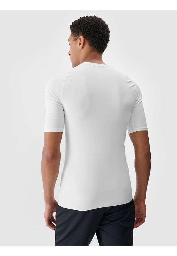 4f - 4F Koszulka treningowa szybkoschnąca męska - biała L. Kolor: biały. Materiał: syntetyk, włókno, dzianina, materiał, elastan. Długość rękawa: krótki rękaw. Długość: krótkie. Wzór: jednolity, gładki, ze splotem. Sport: fitness