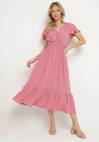 Born2be - Różowa Sukienka o Rozkloszowanym Kroju z Kopertowym Dekoltem i Gumką w Talii Reiliana. Okazja: na co dzień, na imprezę. Typ kołnierza: dekolt kopertowy. Kolor: różowy. Typ sukienki: kopertowe. Styl: casual, elegancki #1