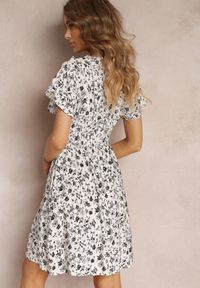 Renee - Biała Wiskozowa Sukienka Mini w Kwiaty z Gumką w Talii i Kopertową Górą Joslena. Kolor: biały. Materiał: wiskoza. Długość rękawa: krótki rękaw. Wzór: kwiaty. Sezon: lato, wiosna. Typ sukienki: kopertowe. Długość: mini #5