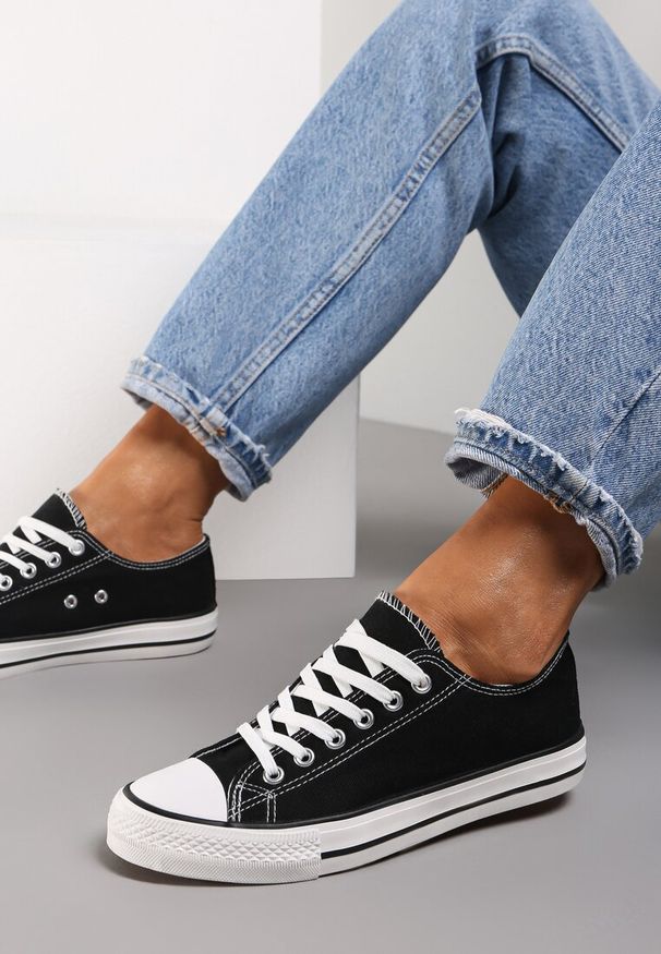 Renee - Czarno-Białe Trampki Lakelet. Okazja: na co dzień. Wysokość cholewki: przed kostkę. Kolor: czarny. Materiał: jeans, materiał, guma. Szerokość cholewki: normalna. Styl: klasyczny, casual