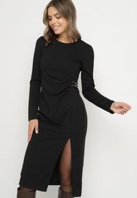 Born2be - Czarna Dopasowana Sukienka z Bawełną Ozdobiona Paskami z Klamrami Esanea. Okazja: na co dzień, na spotkanie biznesowe. Kolor: czarny. Materiał: bawełna. Wzór: aplikacja. Styl: biznesowy, klasyczny, casual, elegancki #3