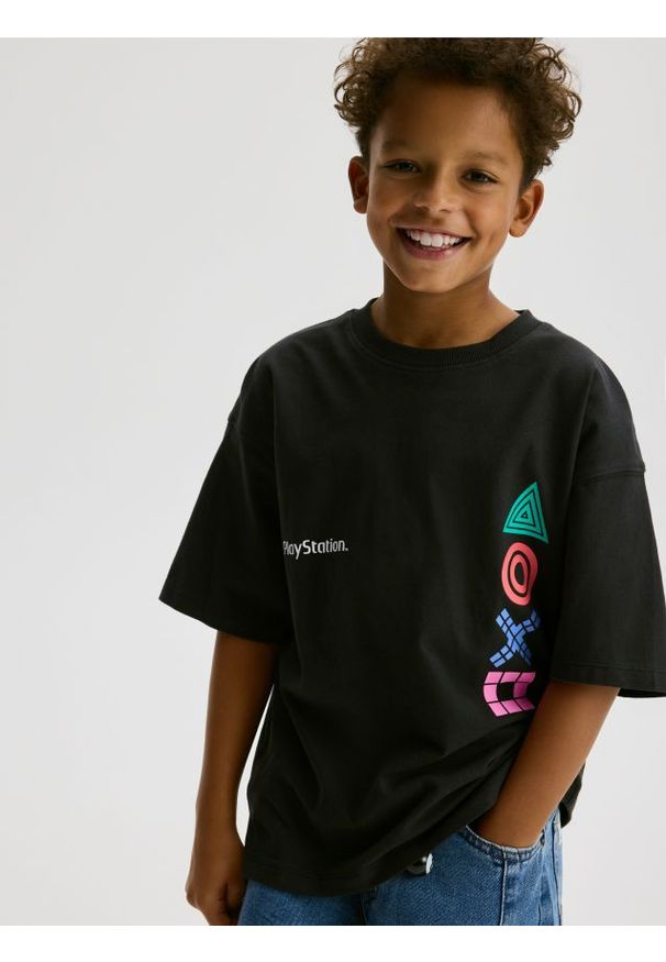 Reserved - T-shirt Playstation - czarny. Kolor: czarny. Materiał: dzianina, bawełna