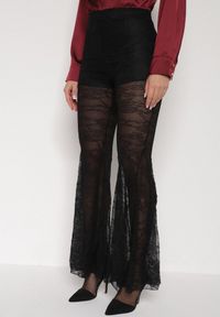 Born2be - Czarne Koronkowe Spodnie Dzwony z Wysokim Stanem Solifera. Okazja: na co dzień. Stan: podwyższony. Kolor: czarny. Materiał: koronka. Wzór: koronka. Styl: casual #1