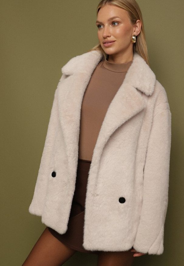 Born2be - Beżowa Kurtka Futerko o Dwurzędowym Kroju Oversize Nalizana. Okazja: na co dzień. Kolor: beżowy. Materiał: futro. Długość rękawa: długi rękaw. Długość: długie. Styl: casual, elegancki