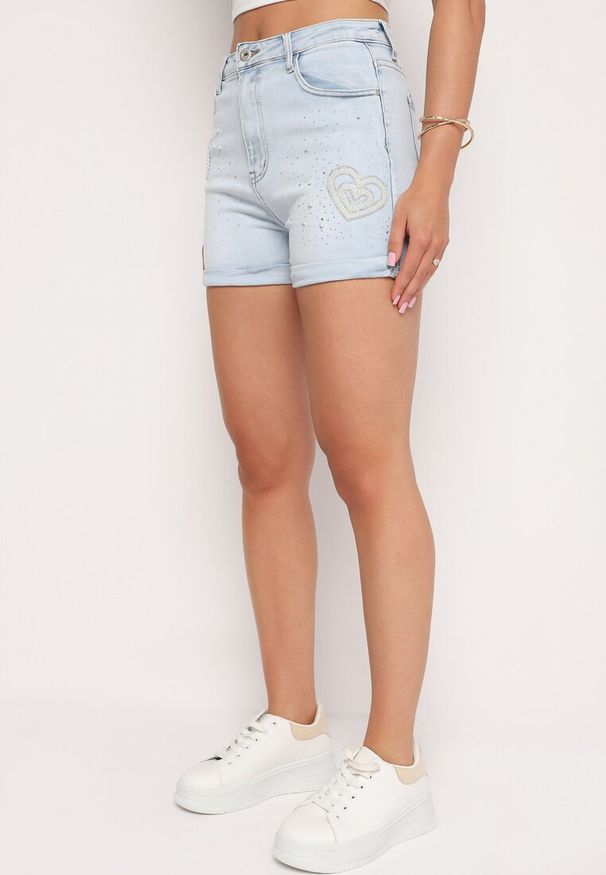 Born2be - Jasnoniebieskie Jeansowe Szorty w Cyrkonie i Perły Karmel. Kolor: niebieski. Materiał: jeans. Długość: krótkie. Wzór: aplikacja