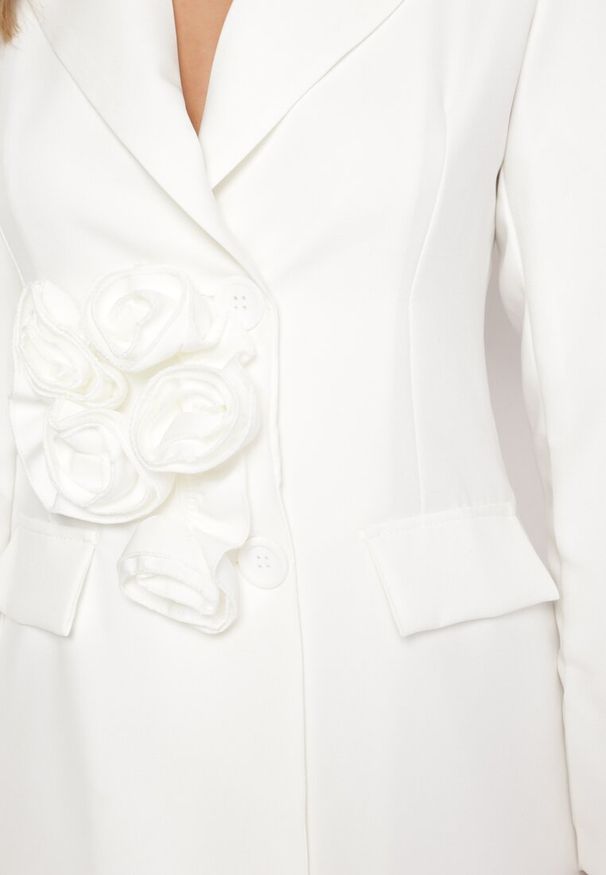 Born2be - Biała Marynarka Sukienka Zapinana na Guziki z Kieszeniami i Aplikacją 3D Różyczek Velira. Okazja: na co dzień. Kolor: biały. Wzór: aplikacja. Typ sukienki: proste. Styl: casual, elegancki, klasyczny