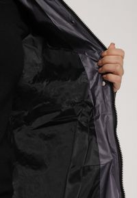 Born2be - Fioletowa Długa Kurtka Pikowana z Odpinanym Kapturem i Futerkiem Retelma. Okazja: na co dzień. Kolor: fioletowy. Materiał: futro. Długość: długie. Styl: casual #3