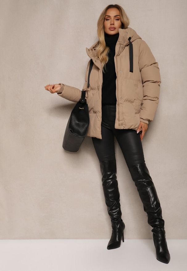 Renee - Ciemnobeżowa Kurtka Basic Pikowana z Nieodpinanym Kapturem Vertirya. Okazja: na co dzień. Kolor: beżowy. Materiał: dzianina, jeans. Styl: casual, elegancki