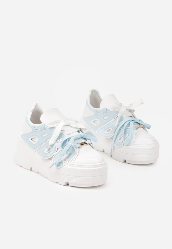 Renee - Biało-Niebieskie Sneakersy Vices na Płaskiej Podeszwie z Geometryczną Aplikacją Nelenith. Okazja: na co dzień. Kolor: biały. Materiał: jeans. Wzór: aplikacja, geometria. Obcas: na płaskiej podeszwie