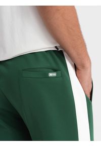 Ombre Clothing - Dresowe męskie spodnie joggery z kontrastowymi lampasami – ciemnozielone V7. Kolor: zielony. Materiał: dresówka. Wzór: aplikacja. Styl: retro, sportowy #4