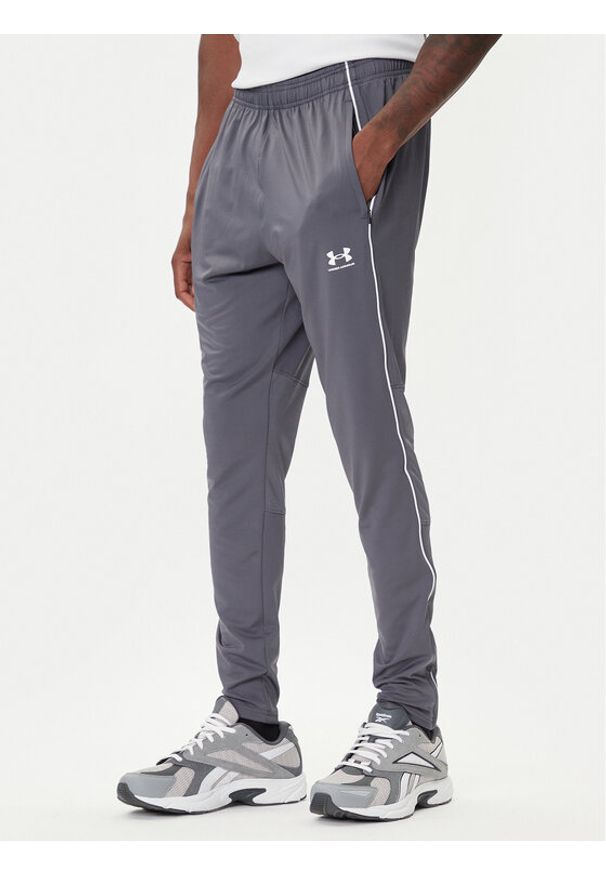 Under Armour Spodnie dresowe Challenger Training 6004044 Szary Slim Fit. Kolor: szary. Materiał: dresówka