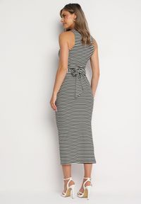 Born2be - Czarno-Biała Wieczorowa Sukienka o Dopasowanym Kroju z Rozcięciami Vikonnie. Okazja: na co dzień. Kolor: czarny. Typ sukienki: proste, dopasowane, sportowe. Styl: wizytowy #5