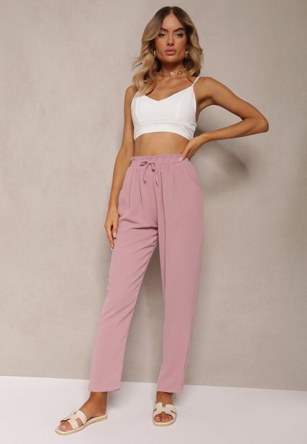Renee - Różowe Spodnie z Regularną Talią z Gumką i Sznurkiem w Pasie Cerinda. Okazja: na co dzień. Kolor: różowy. Materiał: satyna, materiał. Styl: casual