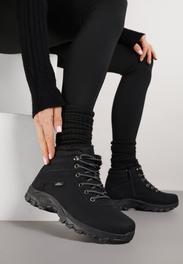 Born2be - Czarne Sznurowane Traperki na Płaskiej Podeszwie Wyścielone Futerkiem Magsir. Okazja: na co dzień. Kolor: czarny. Materiał: futro. Obcas: na płaskiej podeszwie. Styl: casual